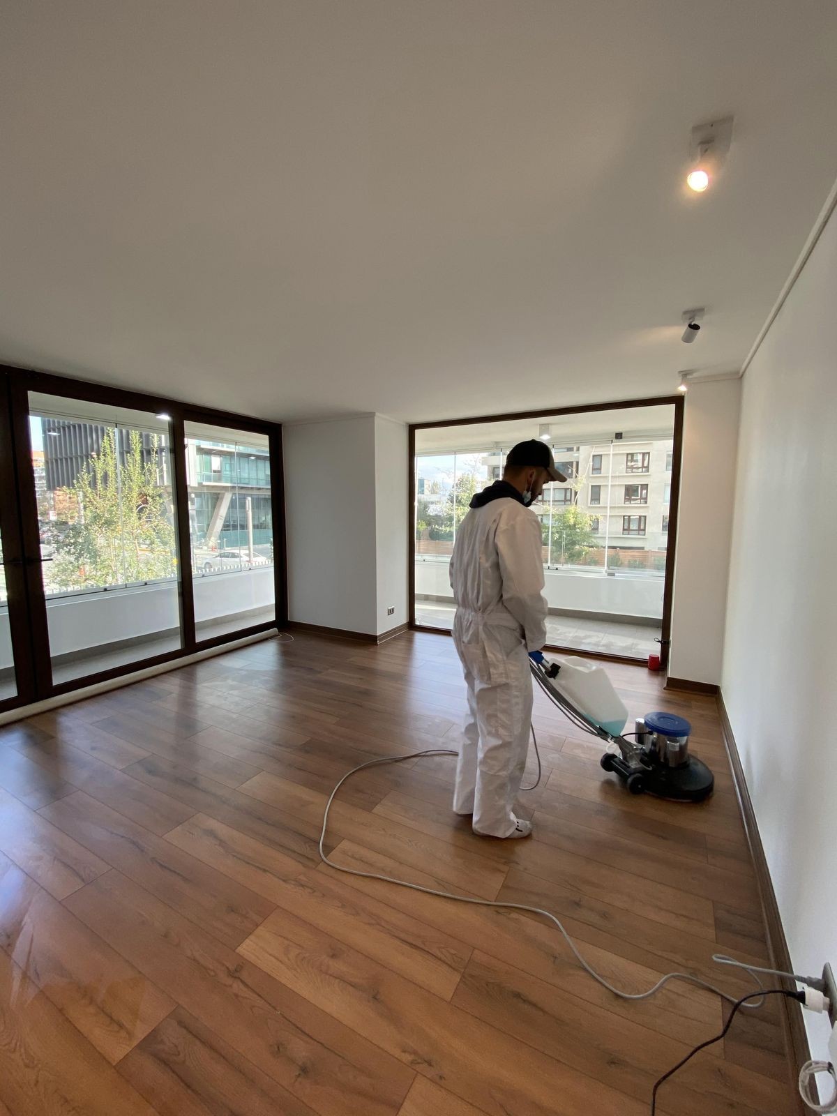 Living impecable tras la limpieza profesional de Move Your House